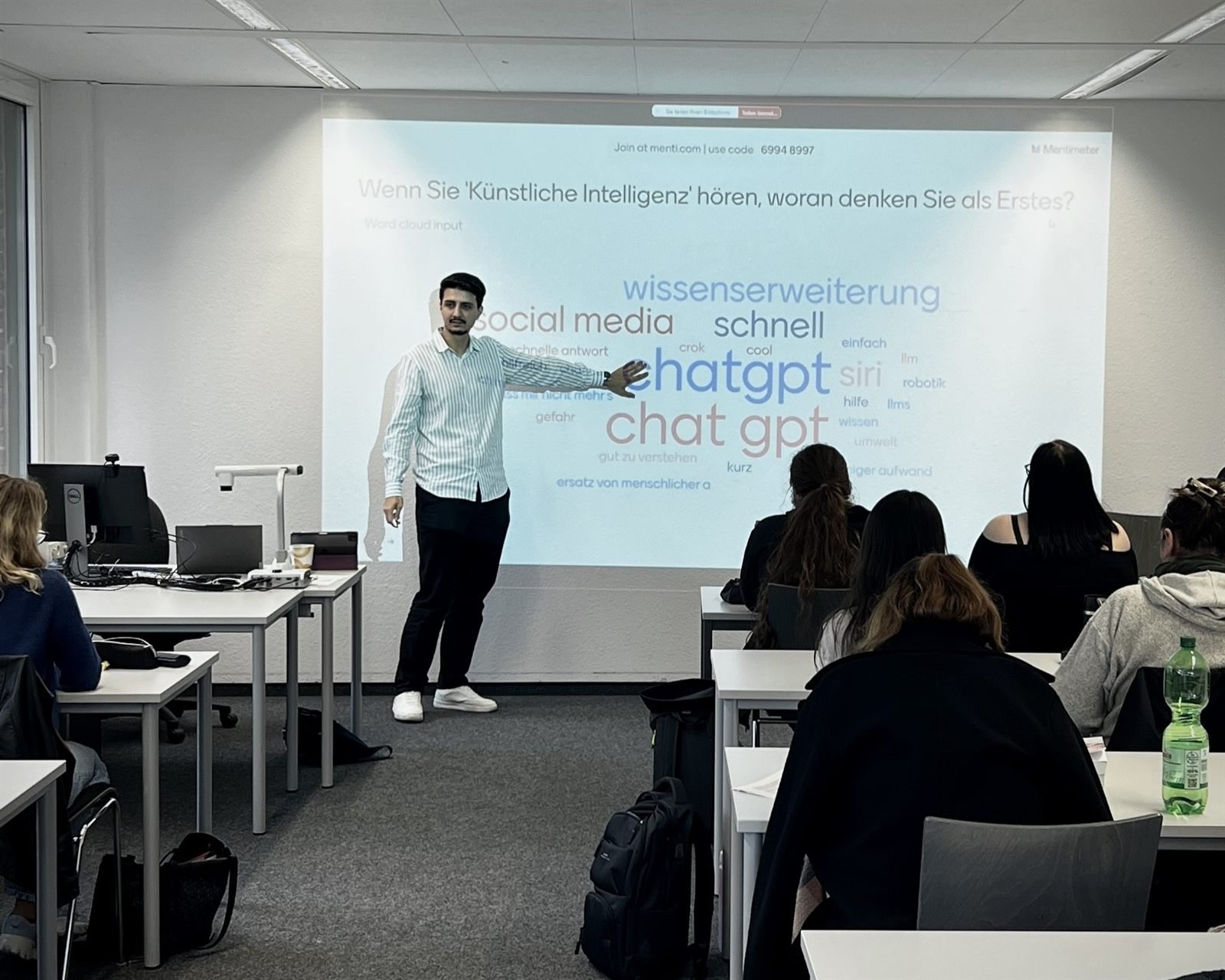 Can Kandemir im Gespräch während eines Workshops zum Thema Chatbots