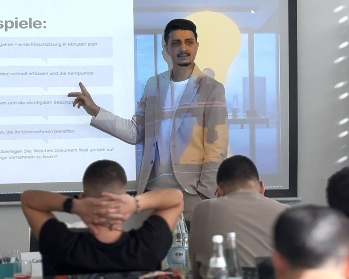 Can Kandemir am Laptop während eines ChatGPT-Workshops