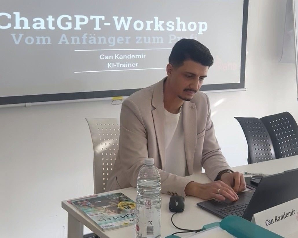 Can Kandemir vor einer Schulungsgruppe an einer Wortwolke zum Thema Künstliche Intelligenz
